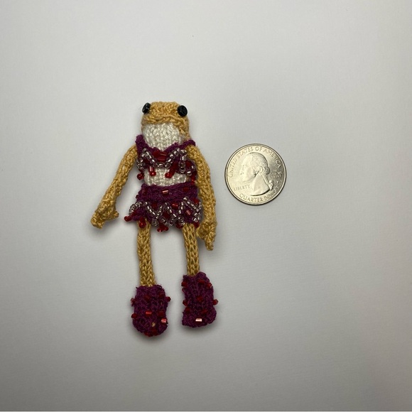 Tiny Knitted Frog- 1989 - Picture 8 of 8